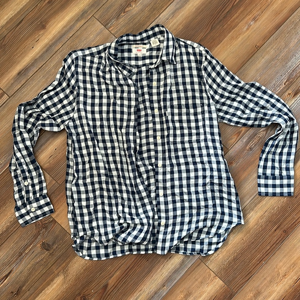 Women’s Boyfriend Fit Levi’s size medium Button Up Long Sleeve